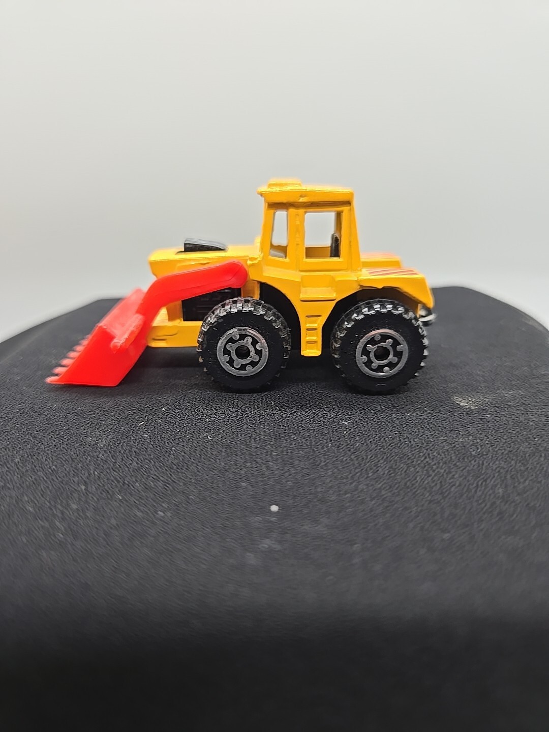 Lesney Matchbox Superfast No. 29 Tractor Shovel 1976 Yellow - England W/Box Item image 3