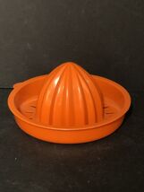 Vintage Tupperware Citrus Juicer Sqeezer Reamer Tangerine Orange Color P... - $81.56 MXN