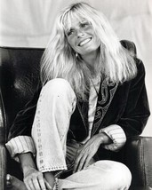 Kim Carnes 1980&#39;s pose smiling seated in chair 8x10 inch photo - £8.49 GBP