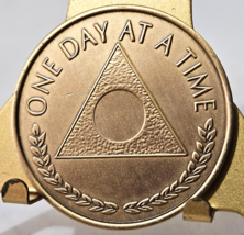 Alcoholic &quot;One Day At A Time&quot; 1-Year Recovery Medallion Medal Token AA Anonymous - £3.90 GBP