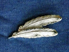 Gerry&#39;s Elegant Two Feathers .Silver-tone Brooch 1960s vintage 2 1/4&quot; - £9.83 GBP