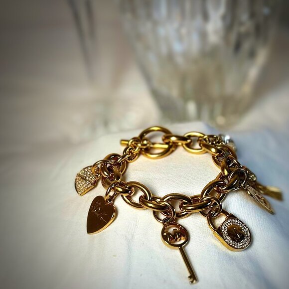 Michael Kors Chunky Charm Bracelet Gold Tone! - $32.00