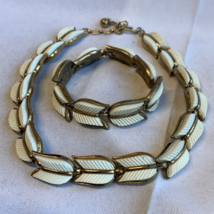 Vtg Trifari White Leaf Fashion Jewelry Set 16&quot; Necklace &amp; 7&quot; Bracelet - £63.26 GBP