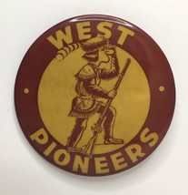 West Pioneers Button Pin 2.5&quot; Golden Yellow &amp; Maroon Davy Crockett Hat Gun Man - $23.00