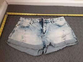 Pre-loved Partner

Forever 21 Womens Denim Booty Shorts Size 30 Solid Bl... - $13.86