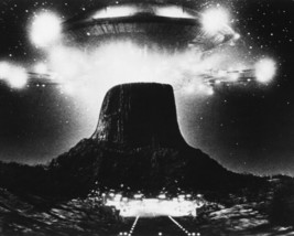 Close Encounters of the Third Kind UFO&#39;s hover over Devil&#39;s Tower 8x10 Photo - £8.46 GBP