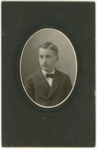 Circa 1900&#39;S Stunning Cdv Of Handsome Young Boy Wearing Suit And Bow Tie - £8.17 GBP