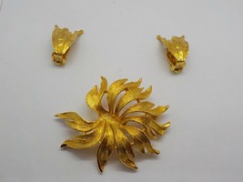 Vintage Brooch And Clip On Earrings Set Gold Toned Statement Fashion Jewelry - £28.73 GBP