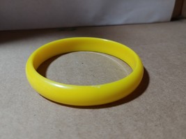 2 1/2&quot; Yellow Cuff Bangle Plastic Bracelet - £1.50 GBP