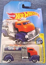 2017 Hot Wheels #144 HW City Works 7/10 FAST GASSIN&#39; UNION 76 Tanker Orange w5Sp - $7.50