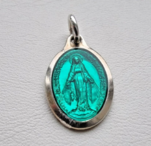 VINTAGE 925 STERLING SILVER GREEN COLORLESS ENAMEL SAINT MARIA PENDANT - $595.59 MXN