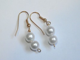 Vintage nos 70s gold tone dangling double faux peal bead earrings 1 1/2&quot; x 5/16&quot; - £3.91 GBP