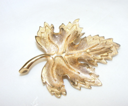 Vintage Textured Gold Tone Leaf with Veins Pin Brooch 16-B - $553.18 MXN