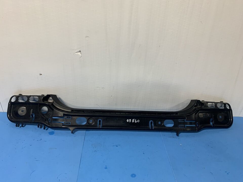 2004 - 2010 BMW E60 525i 530i 545i REAR CENTER BUMPER CARRIER MOUNT BRAC... - $44.54