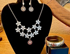 Stunning &quot;Reinvented Vintage&quot; White Flower Cluster Bib Necklace with Gol... - £35.88 GBP