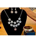 Stunning &quot;Reinvented Vintage&quot; White Flower Cluster Bib Necklace with Gol... - £35.97 GBP