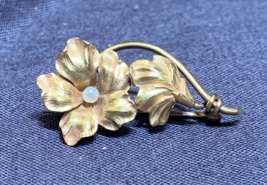 Vtg 18K Yellow Gold Pin 3g Fine Jewelry Flower Seed Pearl - £287.72 GBP