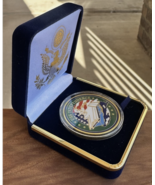 US NAVY - USS INDEPENDENCE CV-62 Challenge Coin With Blue Velvet Case. - $330.75 MXN