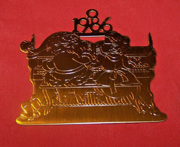 Vintage LILLIAN VERNON Brass Ornament - 1986 SANTA &amp; MRS. CLAUS AT PIANO... - £11.94 GBP