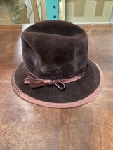 Vintage Women’s Beverly Shoppe Hat - Size 22 - $17.60 CAD