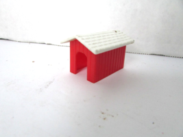 Plasticville 0 Scale Doghouse White Roof Red Siding  H7 - $6.60