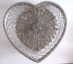 Vintage 12 In x 11 In x 4 In Heart-Shaped Silver-Tone Woven Metal Wire Basket - £10.43 GBP