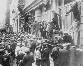 Newsboys waiting for war news &#39;Extras&#39; Paris France 1914 World War I 8x1... - £6.94 GBP