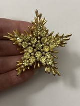 Vintage BSK Green Rhinestone and Faux Pearl Star Brooch Gold Tone Flaw - £14.93 GBP