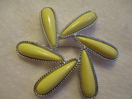 Emmons© Yellow Thermoset Brooch Vintage 1950s - £16.78 GBP
