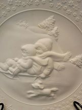 AVON "A CHILD'S CHRISTMAS" PORCELAIN PLATE TRIMMED WITH 24K GOLD image 2