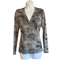 Chico&#39;s Travelers Womens Small Gray Black Abstract Print Wrap V-Neck Blo... - $14.01
