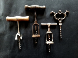 COLLECTION OF MAINLY 4 VINTAGE CORKSCREWS - £46.41 GBP