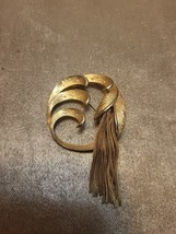 Vintage Gold Plated Mesh Rope Tassels Ornate Swirls Brooch Signed Kramer - £23.83 GBP