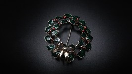 Vintage Enamel Christmas Wreath Brooch Size: 4.3cm diameter - £7.78 GBP