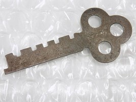 VINTAGE SEARS FLAT REPLACEMENT KEY Stamped W/ 3 HOLE BOW - £7.77 GBP