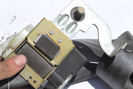 2003-2004 FORD MUSTANG V6 LH REAR DRIVER SIDE SEAT BELT RETRACTOR K2717 image 9