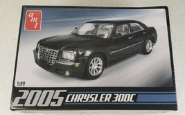 2005 Chrysler 300C AMT 1/25 Scale Plastic Model Kit AMT-681 - $34.16