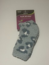 Women&#39;s Airplus Aloe Infused Socks Blue Cheetah Fuzzy Warm Winter Crew S... - £4.68 GBP