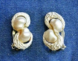 Elegant Faux Pearl &amp; White Enamel Silver-tone Clip Earrings 1960s vintage 1&quot; - £9.83 GBP