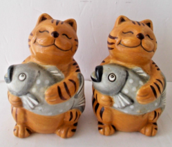 GKAO Salt &amp; Pepper Shaker Smiling Kitty W/Fish Ceramic Porcelain Vintage - £11.47 GBP