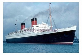 SL0553 - Cunard Liner - Queen Elizabeth in harbour - photograph 6x4 - £2.20 GBP