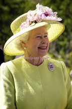 rs1689 - Queen Elizabeth II, in a Yellow Tunic &amp; Hat, c2000 - photo 6x4 - $4.08 CAD