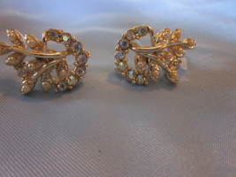 Vintage CORO gold color with rhinestone LEAF screw type earrings - £12.64 GBP