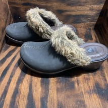 Crocs Cobbler Suede Leather Clogs Womens Size 7 Faux Fur Black Mahogany - $28.81