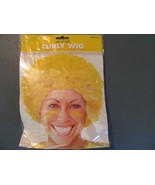 Curly Wig Yellow Adult Size - $122.40 MXN