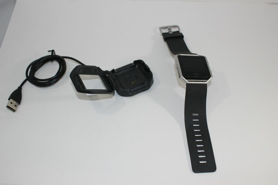 Fitbit Blaze Tracker Smart Fitness Watch FB502 w Small S Band Activity w charger - £35.14 GBP