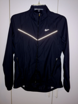 NIKE LADIES ZIP STAND-UP NECK 100% POLYESTER WIND JACKET-S(4-6)-BARELY WORN - $261.14 MXN