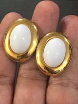 Vintage Napier Gold Tone Metal White Oval Lucite Cabochon Earrings Excel... - £23.59 GBP