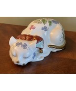 LJ Laying Cat Figurine White Blue Sleeping Bow Flowers Hand Painted Guil... - $1,500.92 MXN