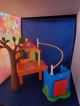 Jazwares Peppa Pig&#39;s Kids Toys Treehouse and George&#39;s Fort Playset  - $563.13 MXN